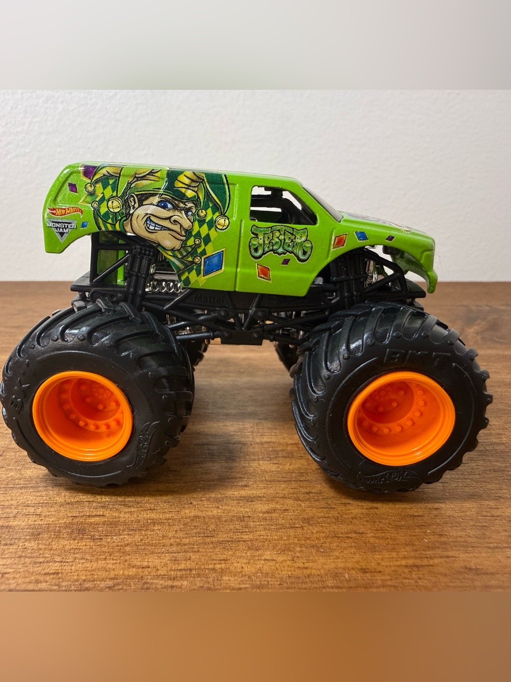 Hot Wheels Monster Jam Truck 1:64 Jester Green “Welcome To Fabulous Las Vegas” - Picture 2 of 7